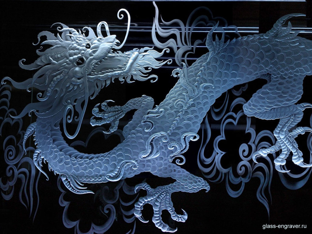 Драконы – фото фрагмента гравировки на стекле