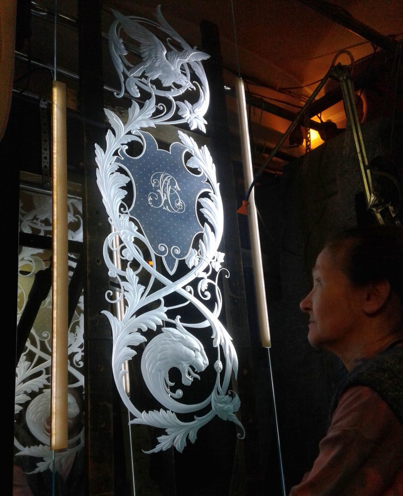 Engraving on large planes of glass – Glass Engraver